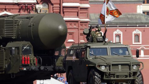 В Москва пускат военна техника преди парада на 9-ти май