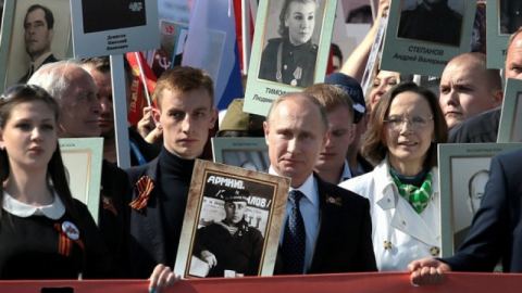 Путин с портрет на баща си се присъедини към шествието „Безсмъртният полк"