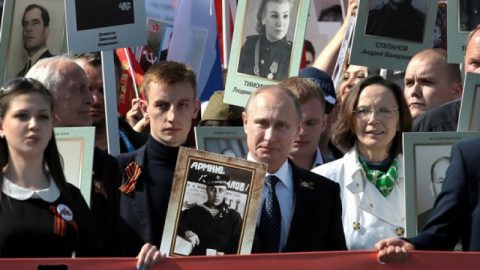 Путин с портрет на баща си се присъедини към шествието „Безсмъртният полк"