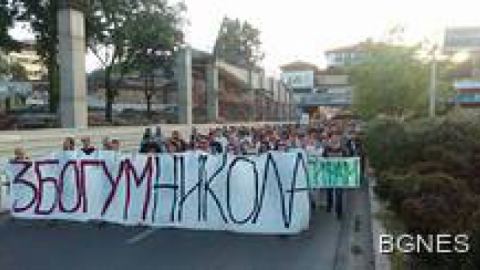 В Скопие скандират: "Николче диктаторче, Оставка"
