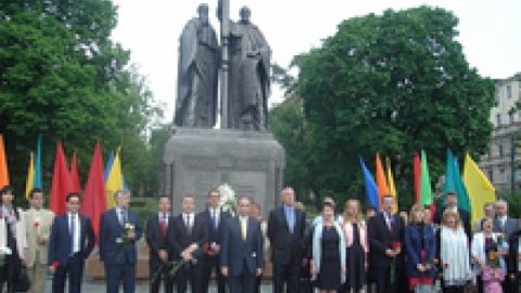 "Върви, народе възродени" пред паметника на светите Кирил и Методий в Москва