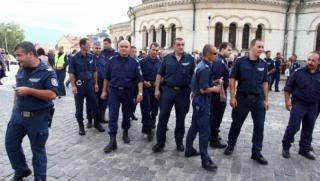 Протест, полицаи, парламента