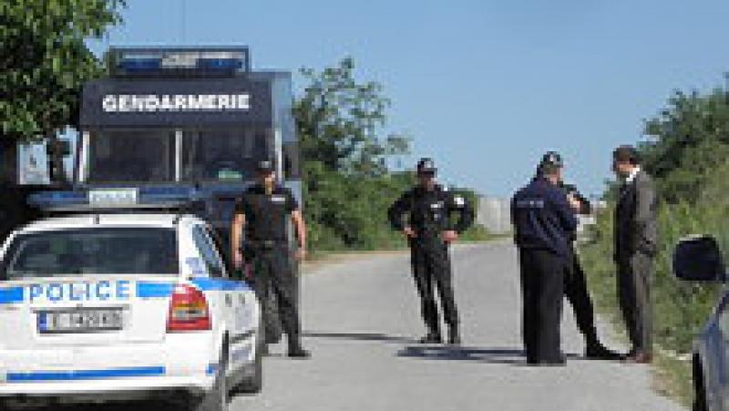 The square in Garmen is filling up, police are guarding the approaches to the city
 –