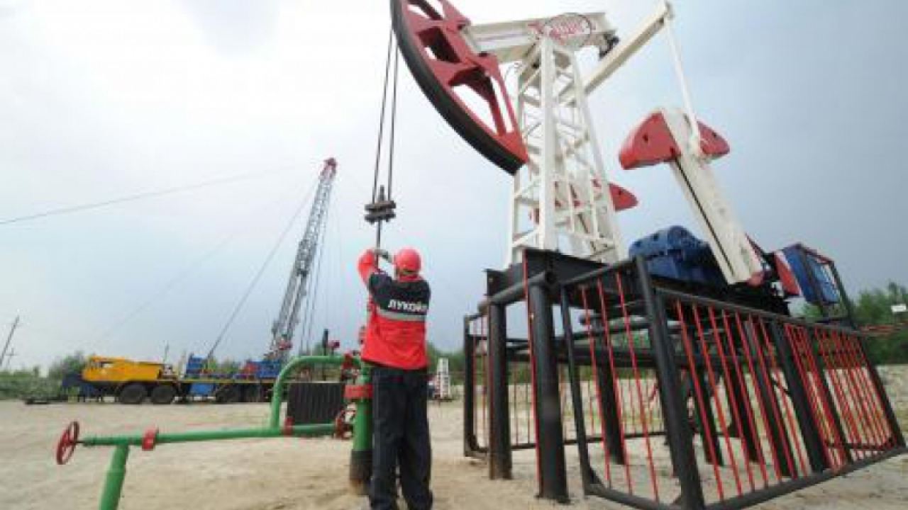 Цената на нефта падна под психологическата граница от $31