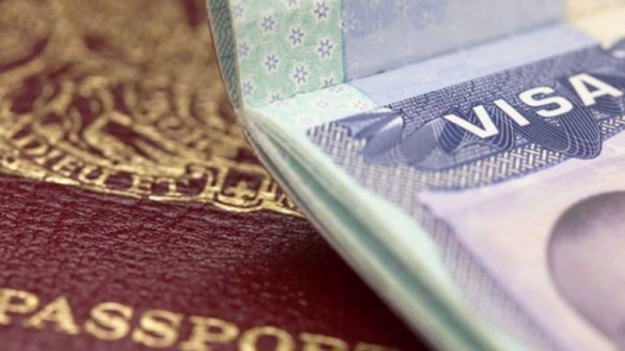 Германия издава визи за жителите на Донбас с руски паспорти