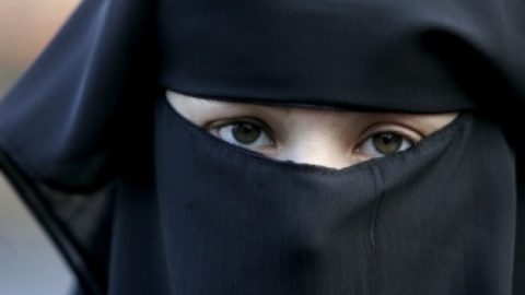 Мюсюлманка съди полицаи, които са и свалили насила бурката в полицията