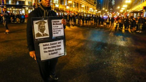Нов протест в Чикаго срещу убийство на чернокож тийнейджър от бял полицай