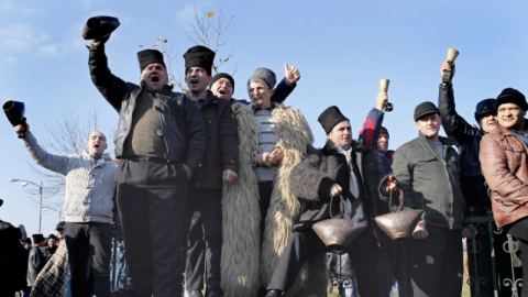 Румънски овчари щурмуваха парламента