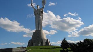 Киев, демонтират, съветска символика, монумент, Родината-майка