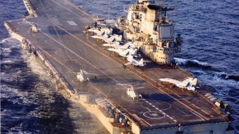 Авионосна група на ВМФ Русия маневрира край бреговете на Сирия
