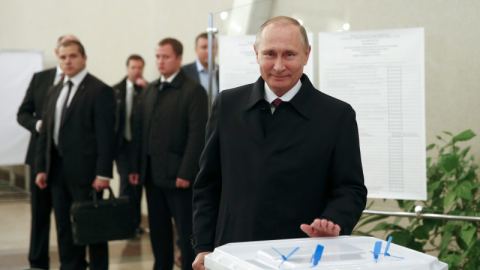 Путин се шегува със себе си в изборния ден