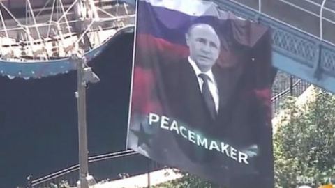 Огромен портрет на Путин с надпис "миротворец" се появи в Ню Йорк