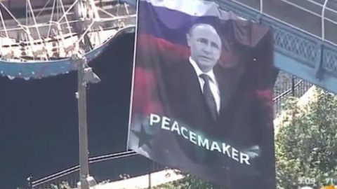 Огромен портрет на Путин с надпис "миротворец" се появи в Ню Йорк