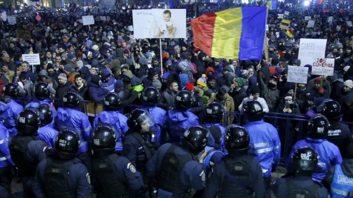 Хиляди румънци отново на протест