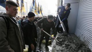 Украински радикали, зазидаха, руска банка, Киев