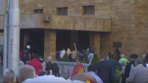 Протестиращи влязоха в парламента в Скопие, Заев и няколко депутати бяха бити