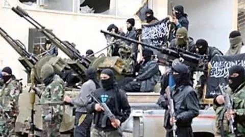 Боеве в Сирия между двете големи терористични групировки