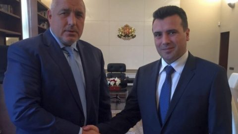 Опозицията в Македония поиска оставката Заев