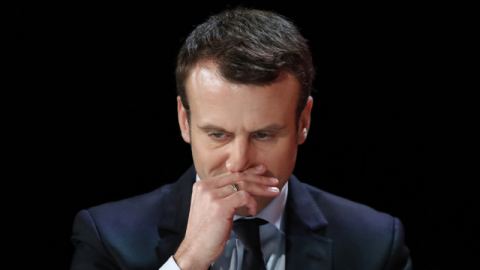 Guardian: Емануел Макрон признава грешките си, но за сега не печели от това