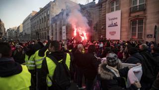 Масови протести, ниски доходи, високи цени