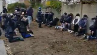 Euronews, Френска полиция, гимназисти, колене