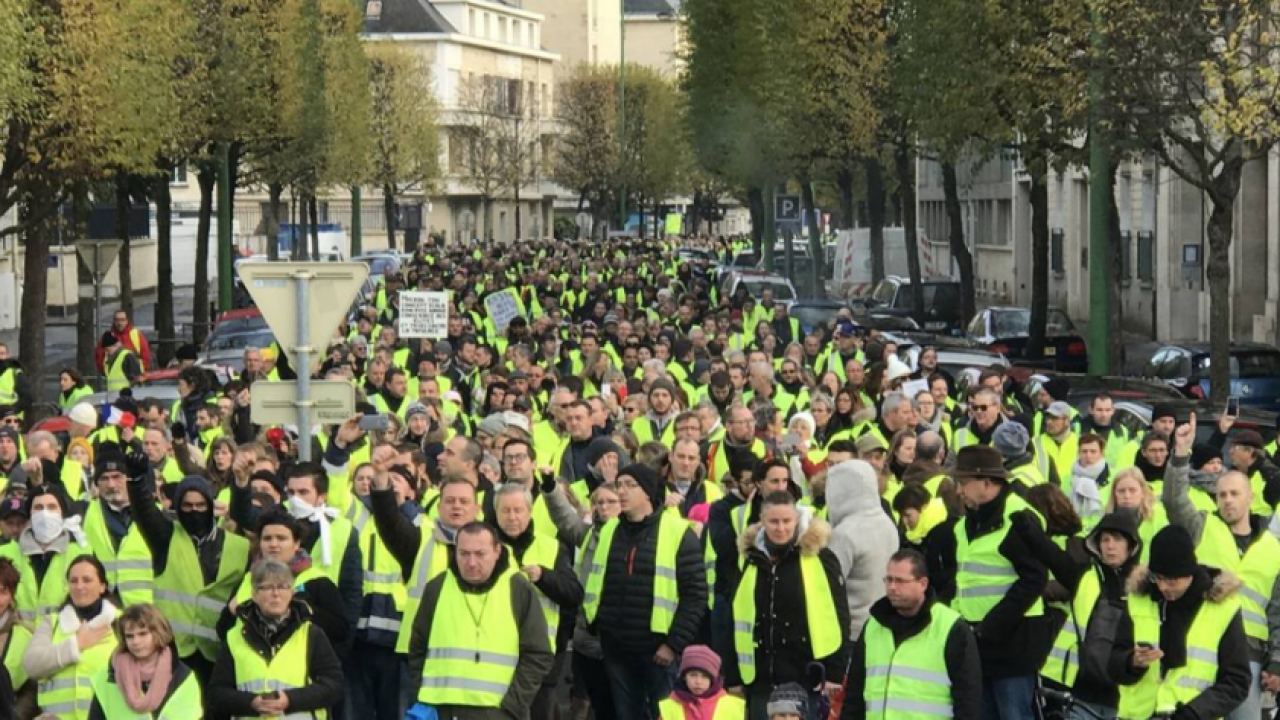 Le Figaro: За година съществуване „жълтите жилетки“ не са загубили подкрепата на французите