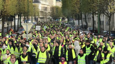 France Info: „Жълтите жилетки“ са съгласни да „закрият движението“ в замяна на референдум и минимална заплата от 1300 евро
