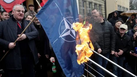 Радикалите подпалиха знамената на НАТО и ЕС в Белград