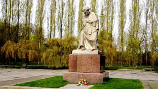 Осквернен монумент „Скърбящата майка”, възстановен, съветския мемориал, Берлин