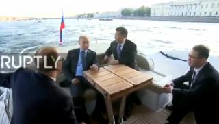Путин, Си Цзинпин, разходка, лодка