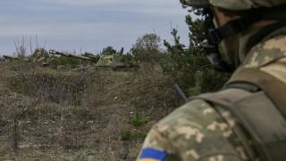 Украински военен, стреля, националистите, Донбас