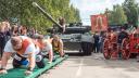 Културисти издърпаха танк Т-80 по крайбрежната улица на Петрозаводск