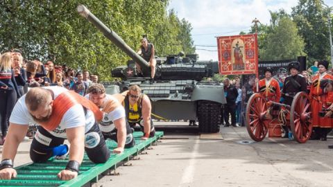 Културисти издърпаха танк Т-80 по крайбрежната улица на Петрозаводск