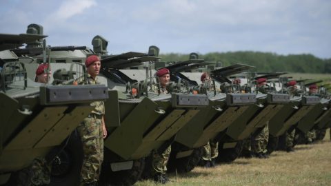 Игра на два фронта – въоръжението на Сърбия идва и от Изток, и от Запад