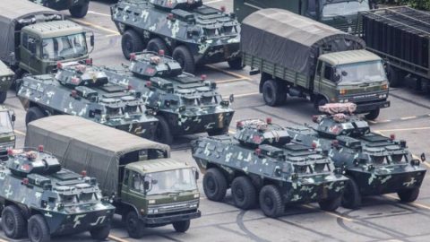 Guardian: Прехвърлянето на китайски войски предизвика тревога у жителите на Хонконг