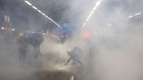 Полицията в Хонконг разгонва протестиращите с цветна вода