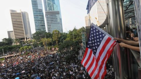 Independent: Протестиращите в Хонконг развяха американски знамена и помолиха Тръмп «да ги освободи»