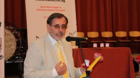 Проф. Юлиан Куюмджиев: „Едно от малкото неща, които не могат да се купят, е достойнството...”