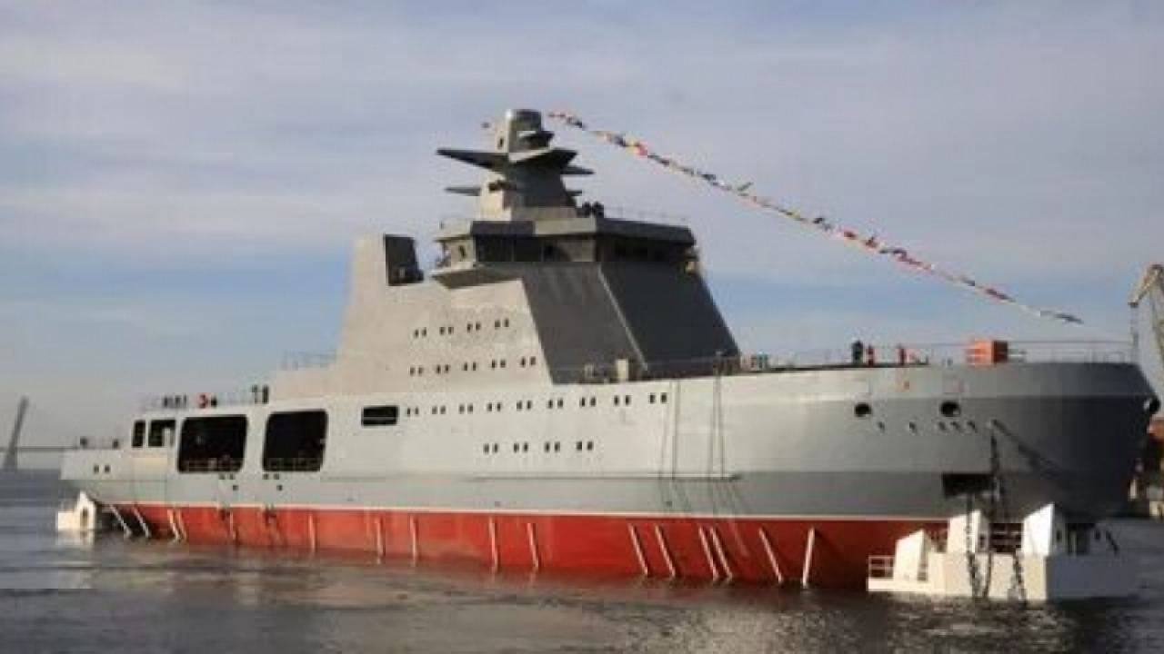 Западните медии се възхитиха от уникалния по рода си руски боен ледоразбивач “Иван Панин”