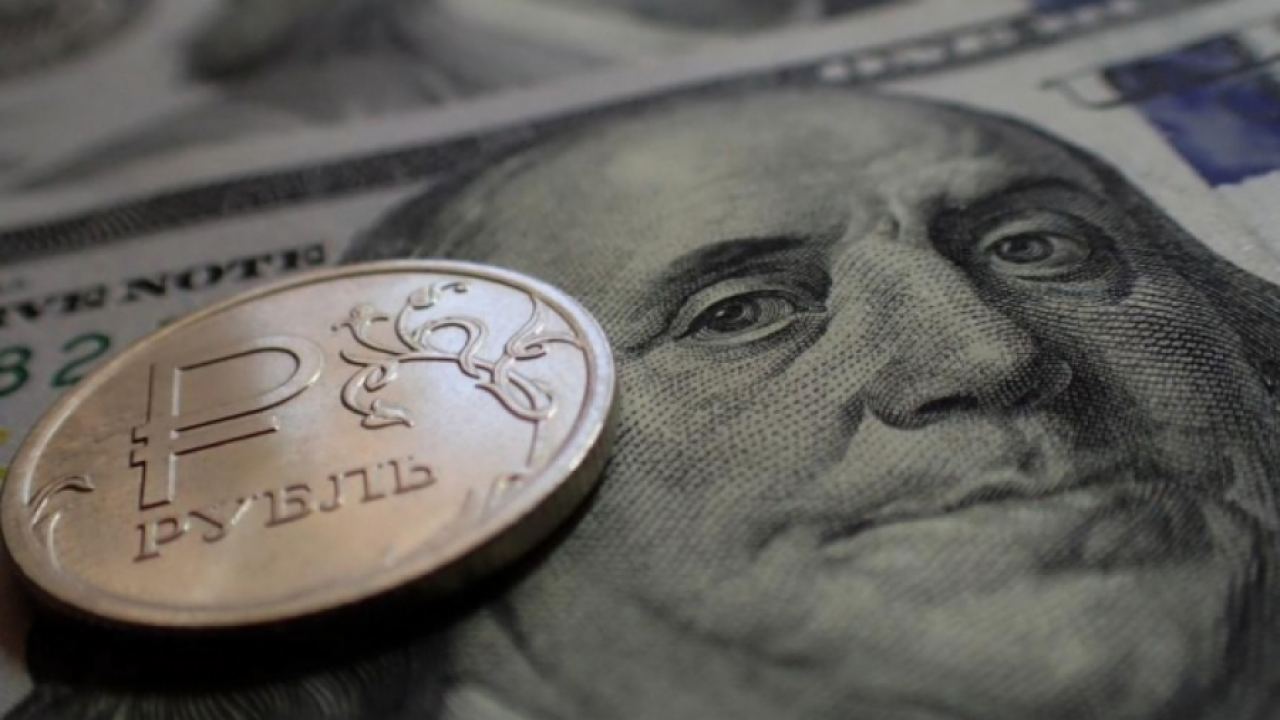 Focus: Рублата се връща на световната арена след санкциите и шока от нефтените цени