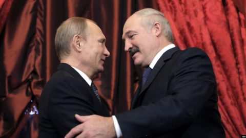 SRF: Лукашенко търси съюзници в Европа, за да се откъсне от «братските обятия» на Москва