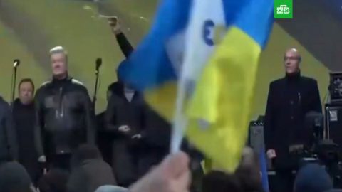 Петро Порошенко беше замерван с яйца на митинга в Киев
