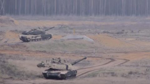 Видеоклип на „коледни“ американски танкове, стрелящи близо до границата на Беларус