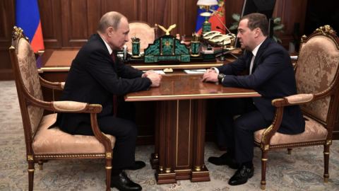 Путин ще предложи на Медведев нова позиция