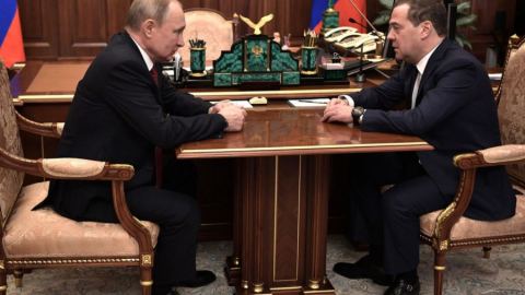Трите пътя на Путин: Наблюдателят на Bloomberg разказа за пълното презареждане на властта в Русия