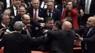 Масов побой, парламент,а Турция