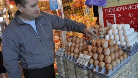 ВИЦ:  Мъж в магазин и касиерка