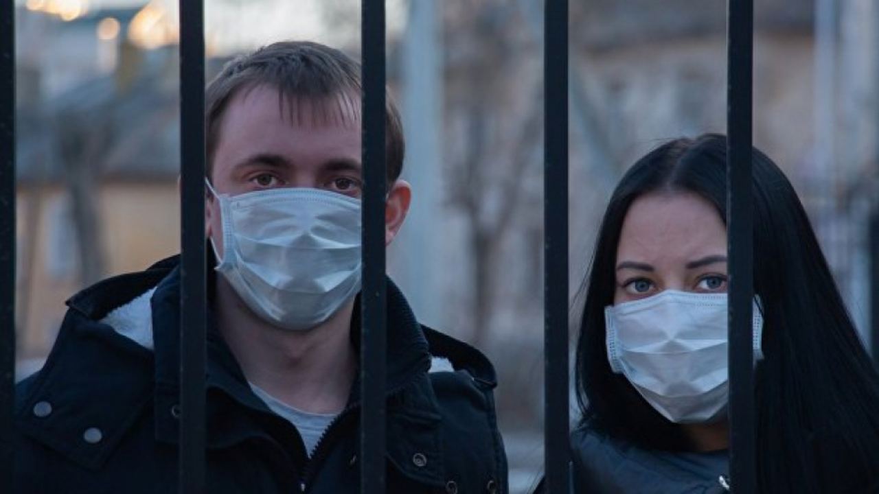 Le Parisien: „Солидарността не означава безвъзмездие“ - Френските дизайнери са уморени да шият маски безплатно
