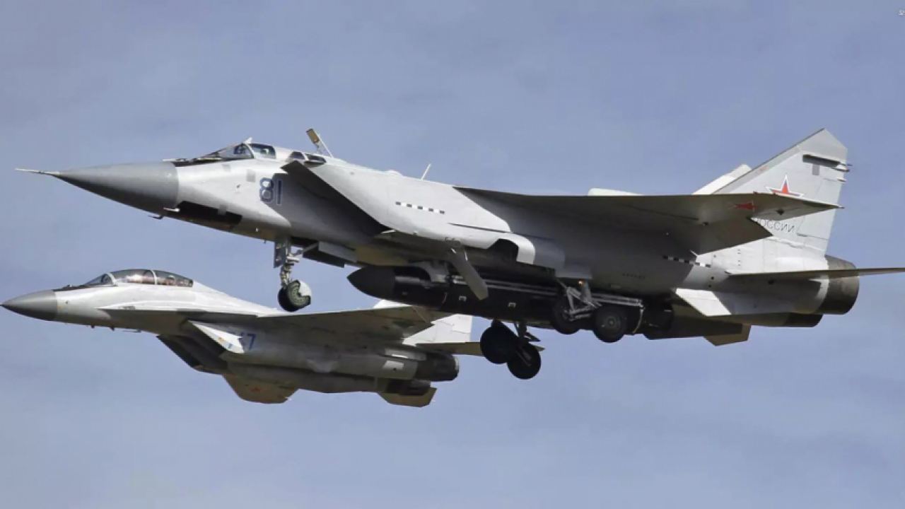 В САЩ се изплашиха от голяма черна ракета на МиГ-31 с „хищни микросателити“