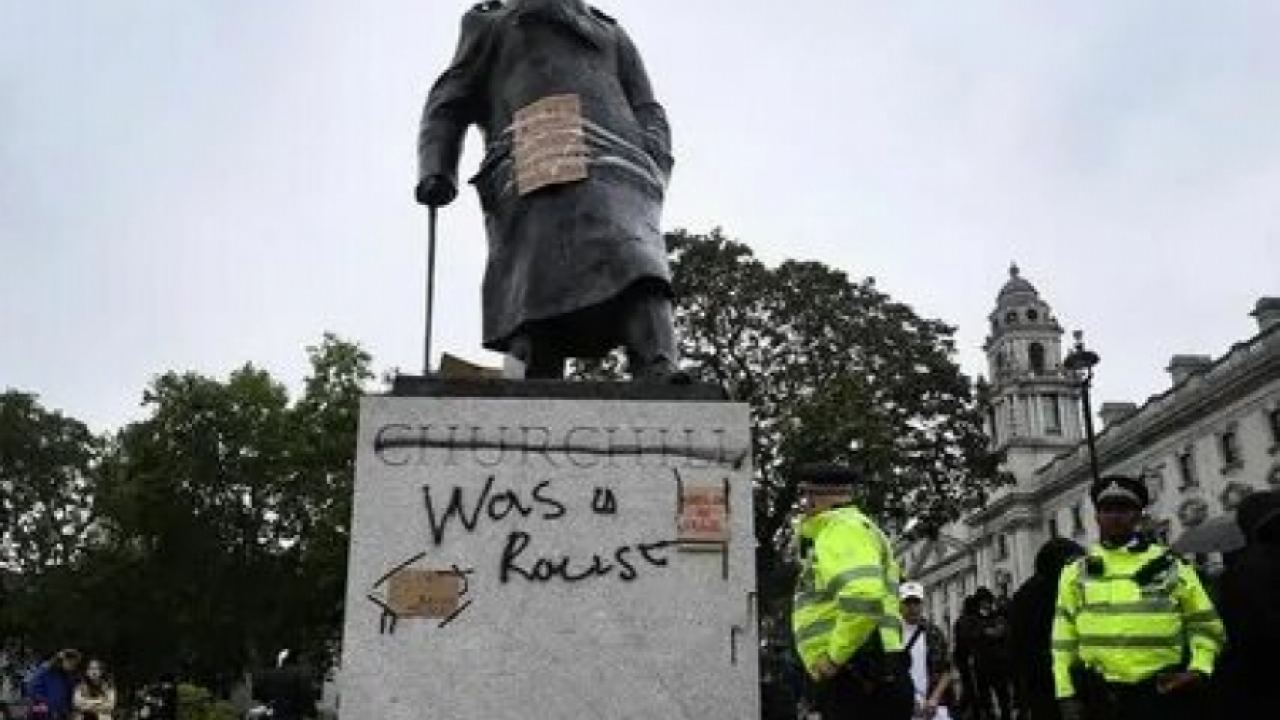 Daily Mail: В Лондон «скриха» Чърчил от протестиращите
